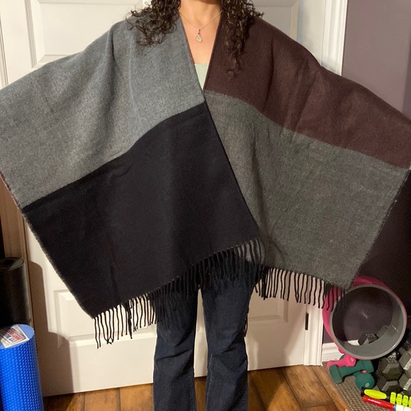Poncho/shawl - Picture 2 of 6